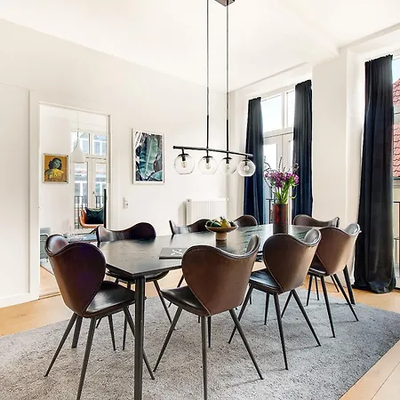 Sanders Leaves - Pleasant Four-bedroom In Downtown *