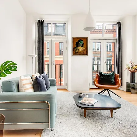 Sanders Leaves - Pleasant Four-bedroom In Downtown