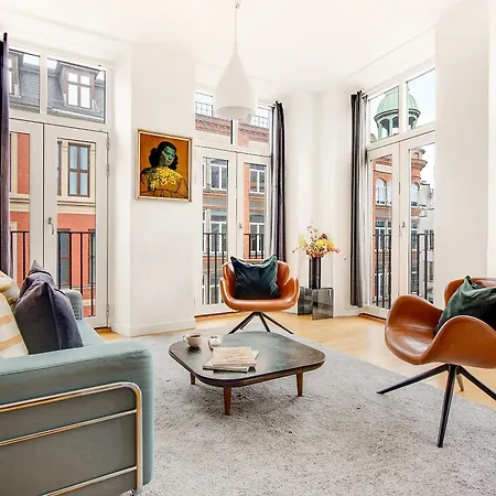 Sanders Leaves - Pleasant Four-bedroom In Downtown