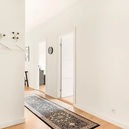 Sanders Leaves - Pleasant Four-bedroom In Downtown *