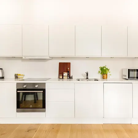 Sanders Leaves - Pleasant Four-bedroom In Downtown Apartment