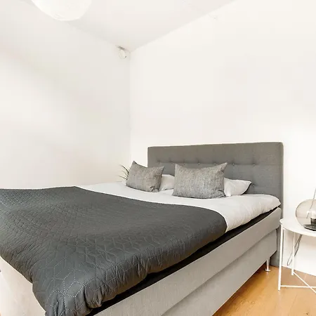 Sanders Leaves - Pleasant Four-bedroom In Downtown Apartmán