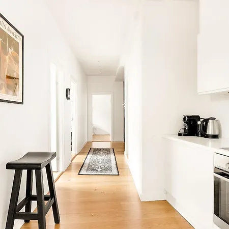 Sanders Leaves - Pleasant Four-bedroom In Downtown