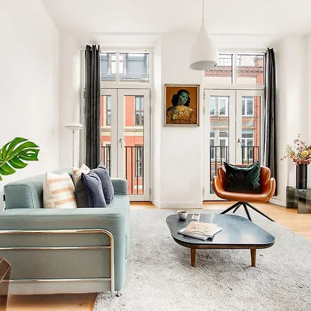 Sanders Leaves - Pleasant Four-bedroom In Downtown